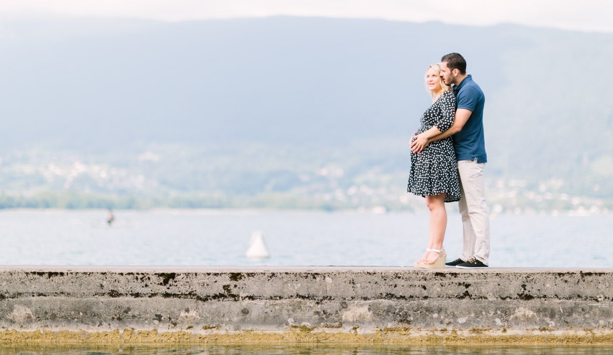 photo de grossesse à Annecy du couple au bord du lac