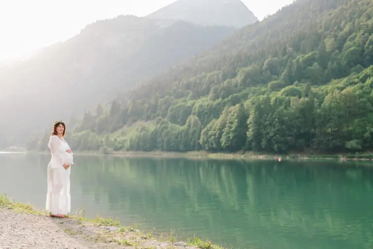 Photographe grossesse à Annecy au bord d'un lac