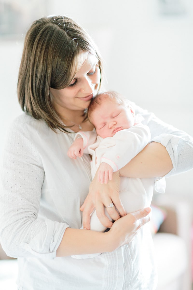 photo de naissance à Annecy de la maman qui porte son bébé