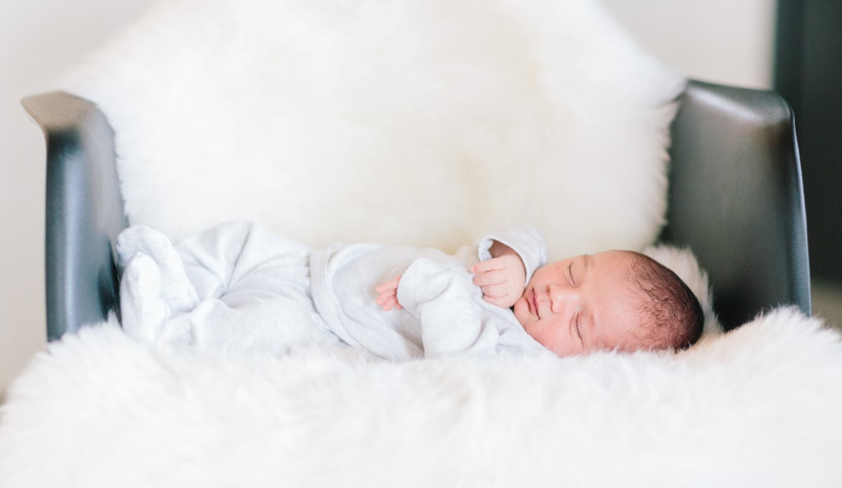 photo de naissance à Annecy du bébé endormi