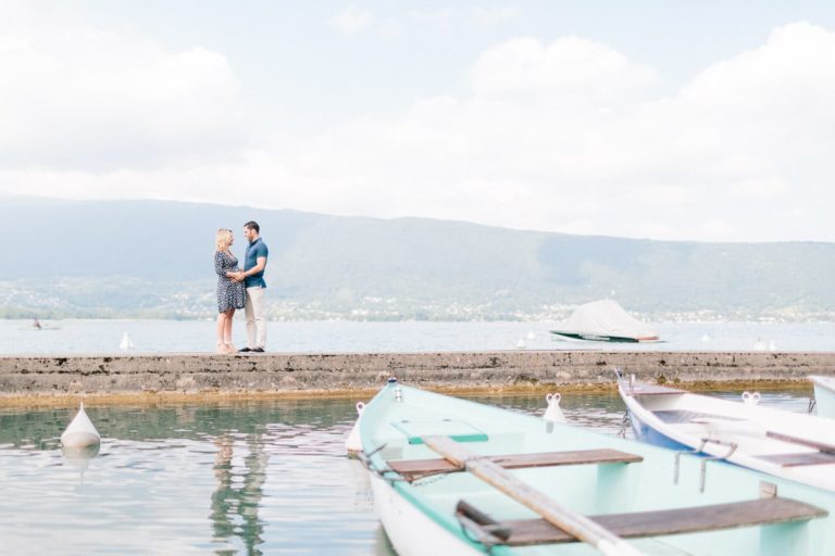 Séance photo grossesse en couple au bord du lac