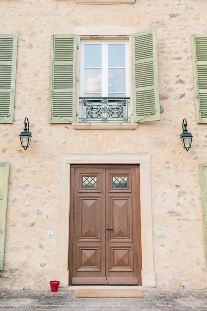 photo de la porte du domaine de Vavril dans le beaujolais près de lyon