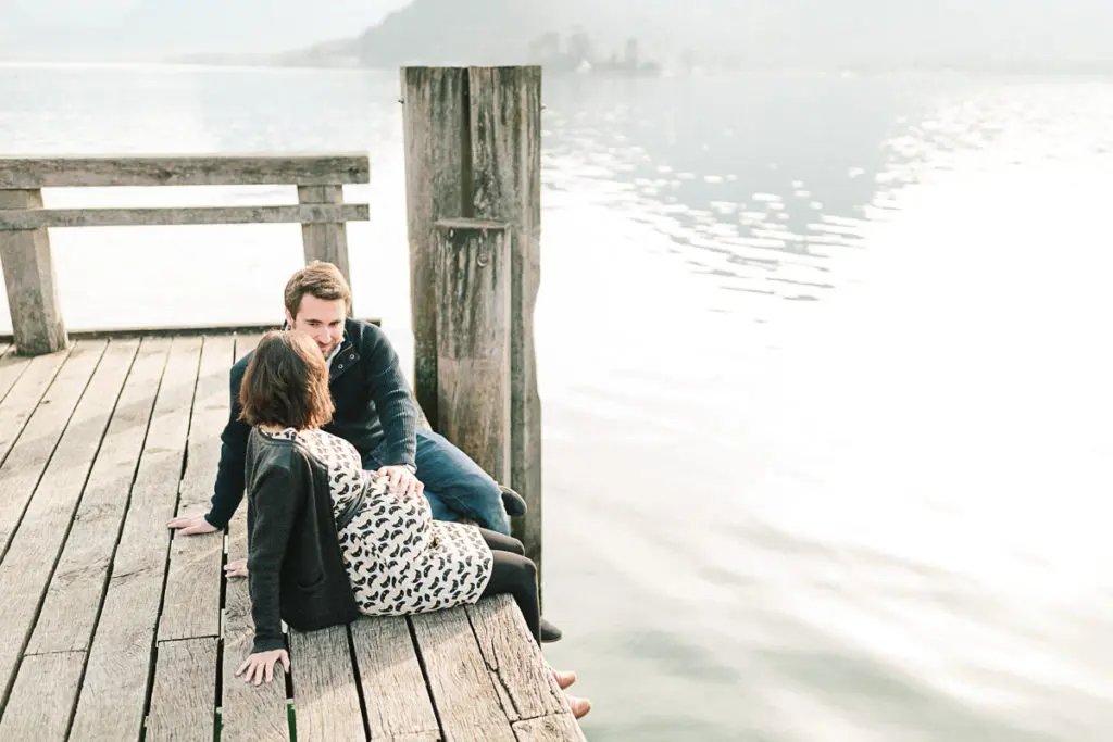 Photographe de grossesse et couple à Annecy en Haute Savoie (74). Photo de couple sur un ponton au bord du lac d'Annecy