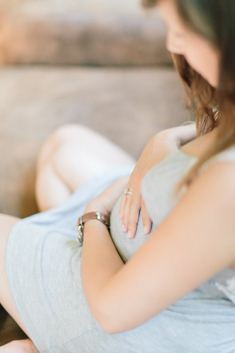 Photos d'une séance grossesse à Aix les Bains vers Annecy et Genève la future maman est assise sur le canapé
