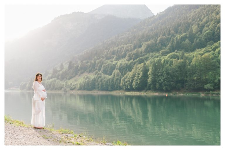 Photo séance grossesse maternité à chambery au bord d'un lac