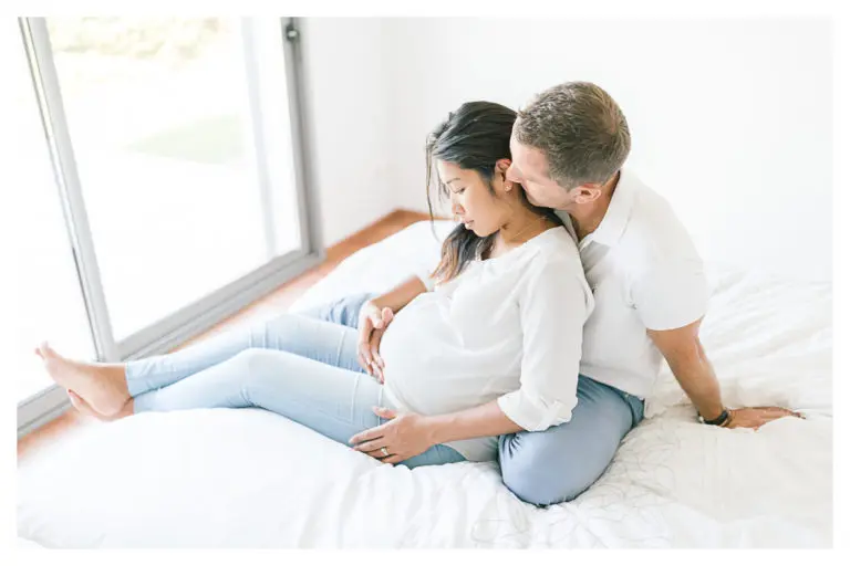 Puis photo séance grossesse maternité à Chambéry en intérieur couple sur le lit