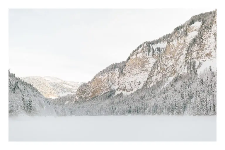 Photographe portrait et couple à Chamonix et Megève près du Mont Blanc en Haute Savoie (74). Photo de paysage au bord du lac de Montriond à Morzine en hiver dans la neige et à la montagne