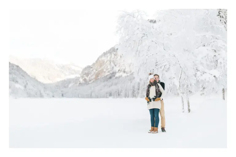 Photographe grossesse et maternité à Chamonix et Megève près du Mont Blanc en Haute Savoie (74). Photo de grossesse en couple au bord du lac de Montriond à Morzine en hiver dans la neige et à la montagne