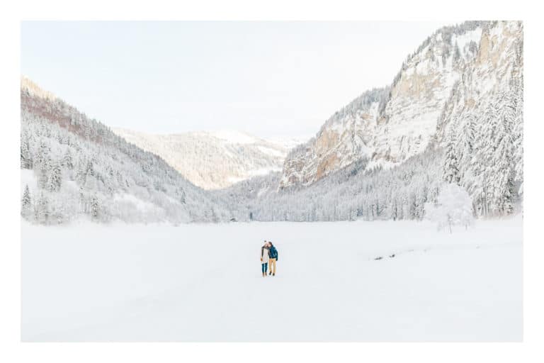 Photographe couple et portrait à Chamonix et Megève près du Mont Blanc en Haute Savoie (74). Photo d'un couple au bord du lac de Montriond à Morzine en hiver dans la neige et à la montagne