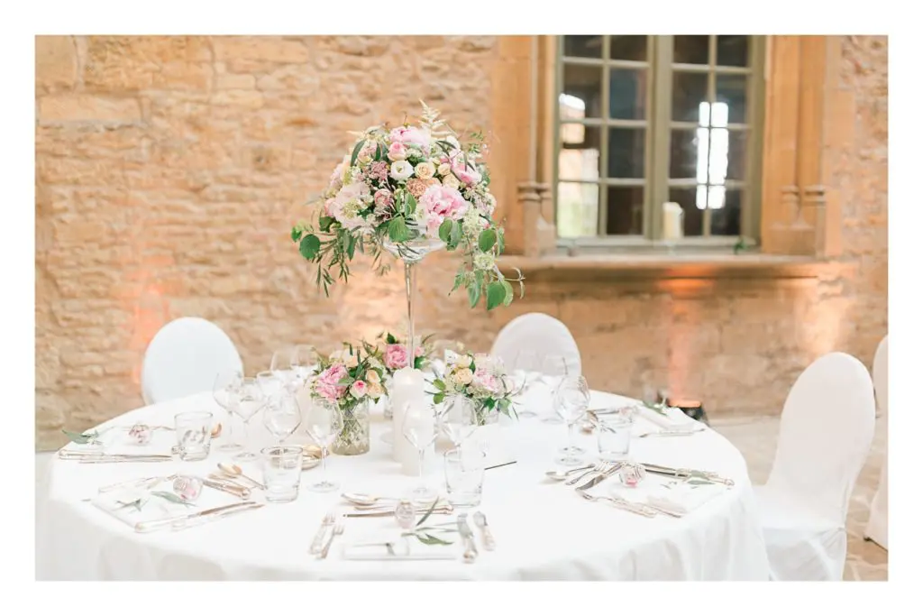 a nouveau, photo d'une table à un mariage au château de Bagnols dans la beaujolais près de Lyon