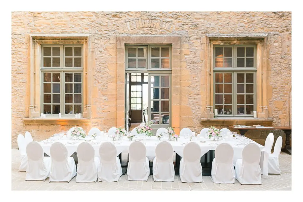 ensuite, photo de la table à un mariage au château de Bagnols dans la beaujolais près de Lyon