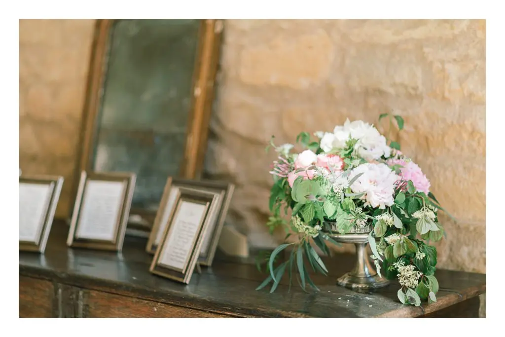 ensuite, photo de fleurs à un mariage au château de Bagnols dans la beaujolais près de Lyon