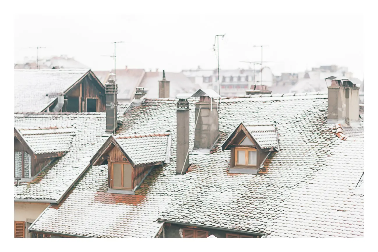 Toits enneigés à Annecy alors qu'on réalisait un shooting sous la neige à Annecy