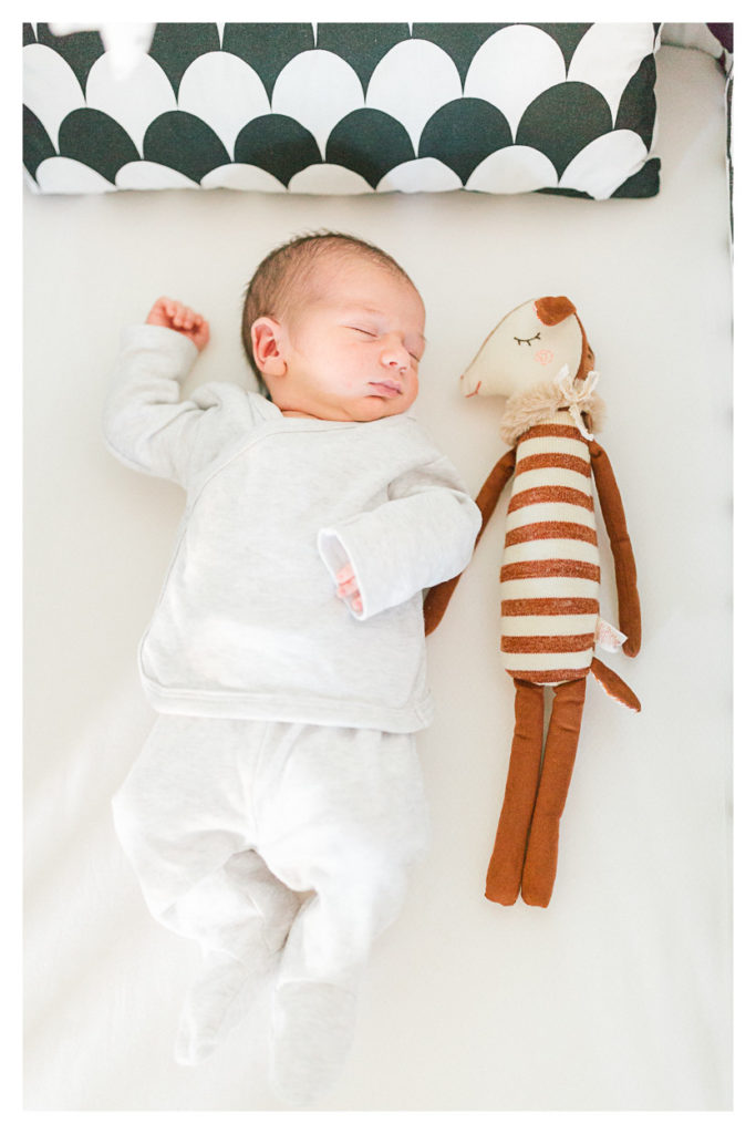 Photographe bébé à Chambéry en Savoie. Ensuite photo d'un bébé dans son lit avec son doudou