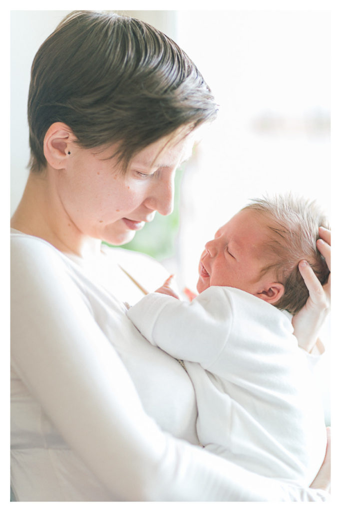 Photographe nouveau né en Suisse à Genève. L'enfant est ensuite dans les bras de sa maman après la naissance