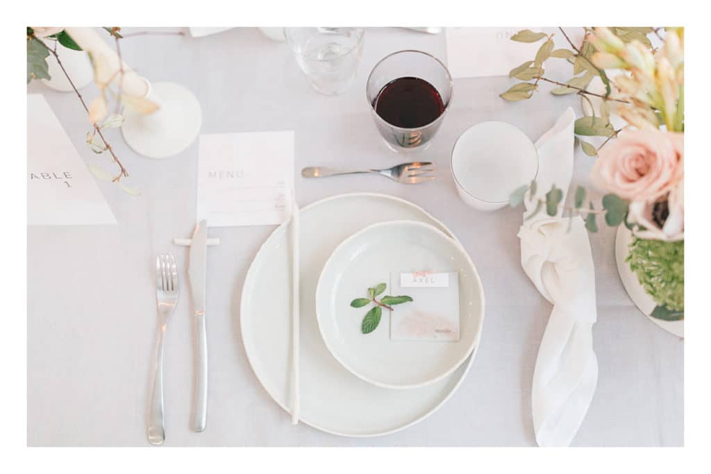 Photo des assiettes du mariage et du marque place