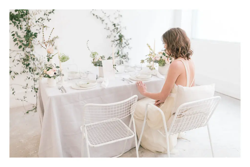 Photo de la table du mariage avec la mariée assise.