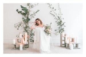 Photo de la mariée assise sur une chaise