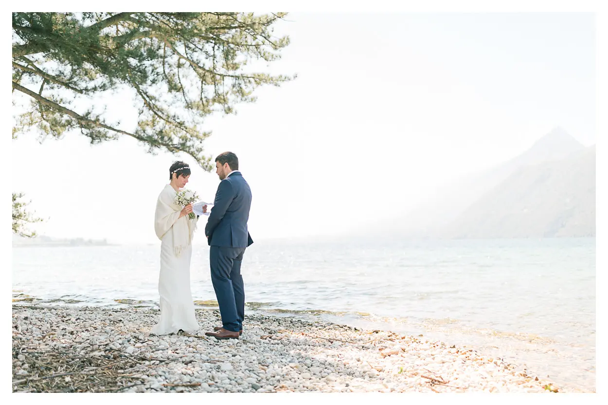 photo de mariage près d'Annecy au bord du lac avec les mariés qui échangent leurs vœux
