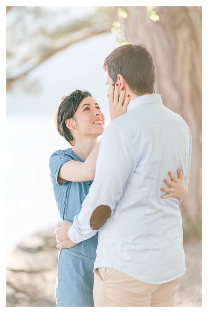 photod'un couple pendant une séance engagement et portrait à Annecy et Genève