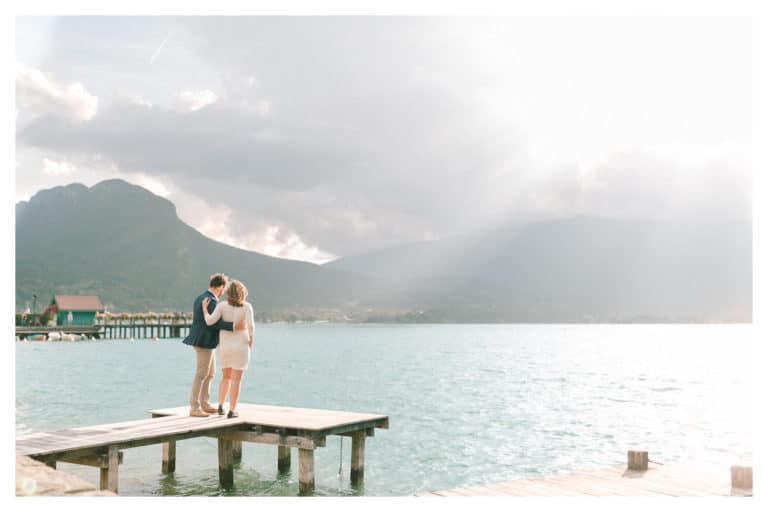 Photographe de grossesse à Annecy, Genève, Lausanne. Puis photo de grossesse maternité en couple en extérieur au bord du lac d'Annecy avec vue sur les montagnes.