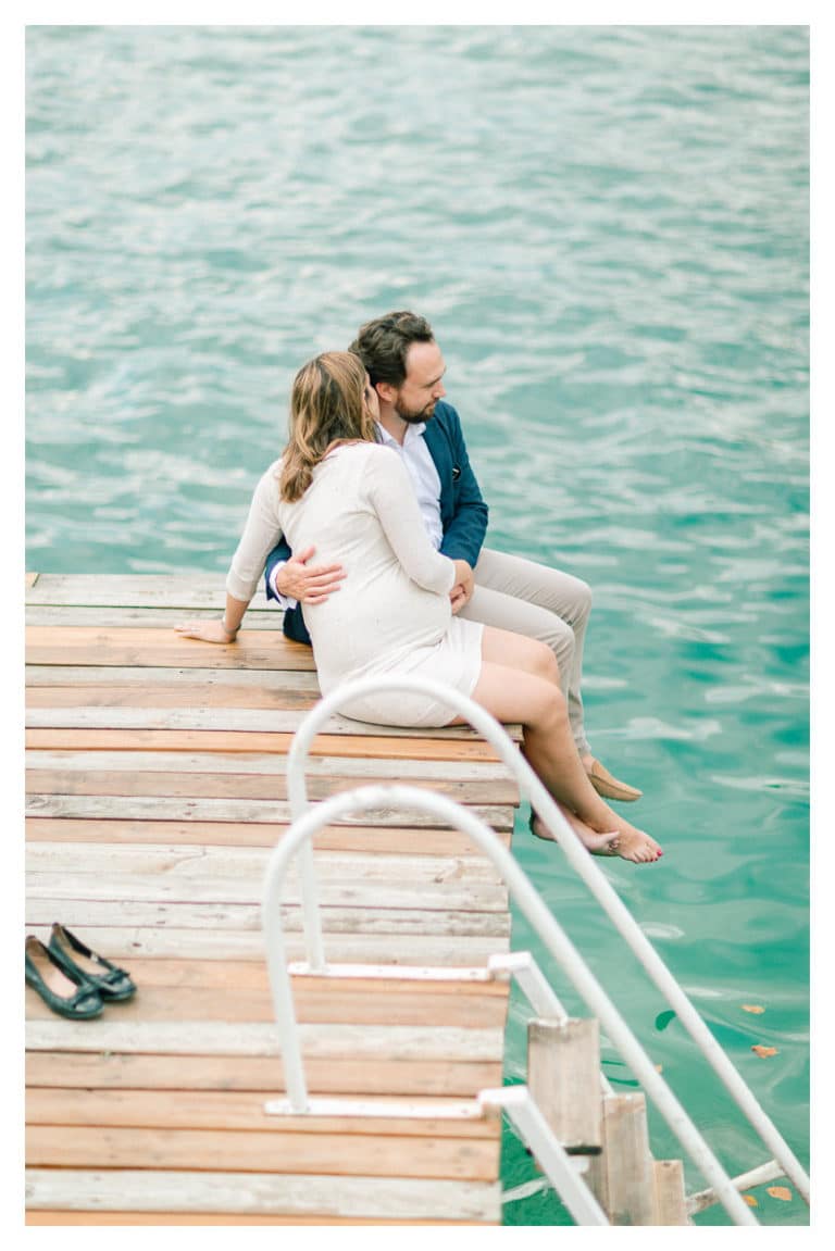 Photographe de grossesse à Lausanne en Suisse. Puis photo de grossesse en couple en extérieur au bord du lac Léman avec vue sur les montagnes.