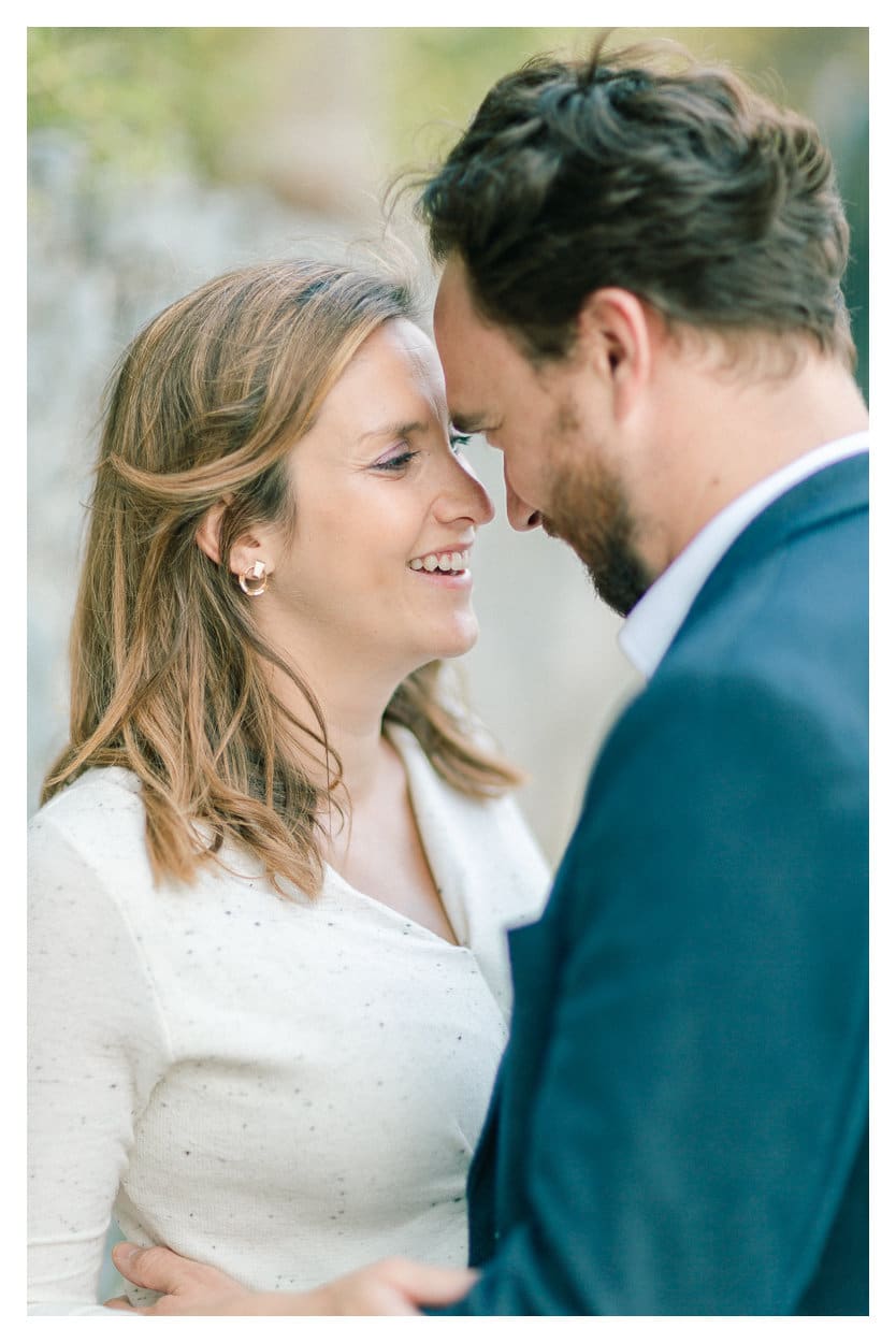 Photographe de portrait à Genève en Suisse. Puis photo d'un couple en extérieur au bord du lac Léman avec vue sur les montagnes.